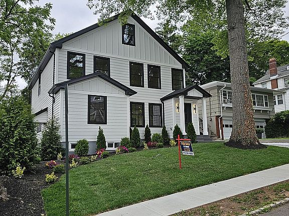4th image of 52 Pine St