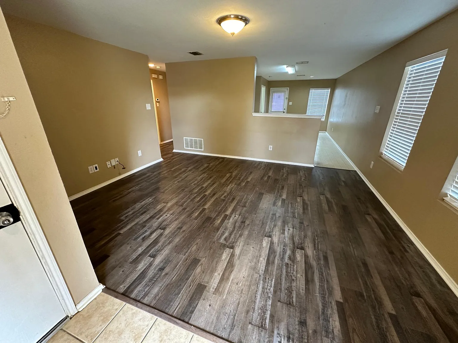 2 bed, 1.5 bath, 1030 sqft, $1,545 — Photo 2