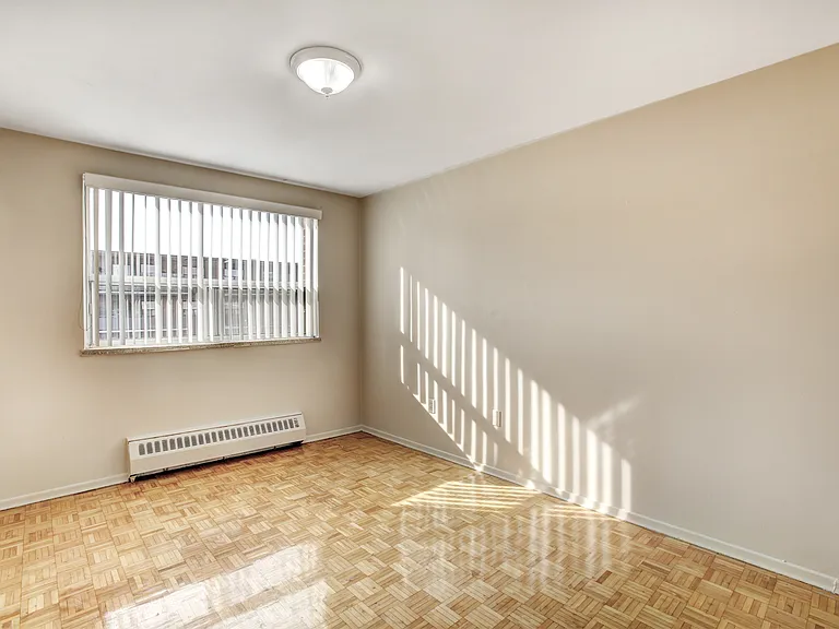 2503 Hurontario St — Photo 8