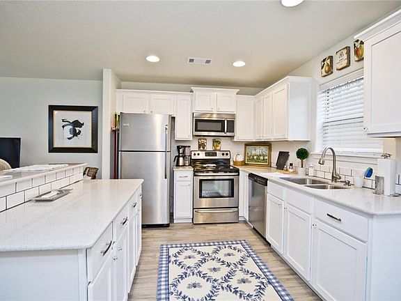 4th image of 271 S Breakwater Ln