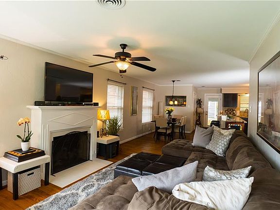 3rd image of 836 Lake Terrace Dr