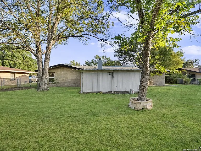 209 Windcrest Dr — Photo 20