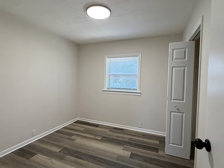 1212 E 39th Pl — Photo 10