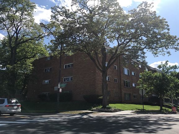 3rd image of 1819 W Thome Ave