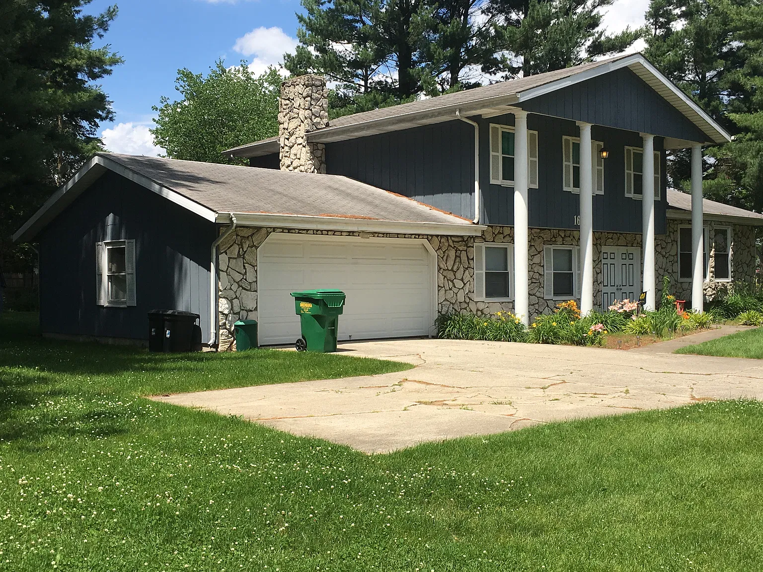 3 bed, 2564 sqft, $2,840 — Photo 3