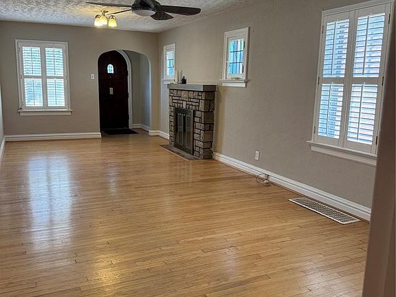 3rd image of 2404 Hartland Ave