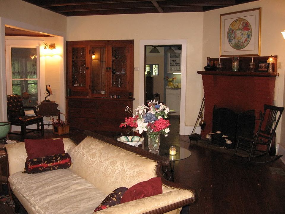 2nd image of 139 W Park St