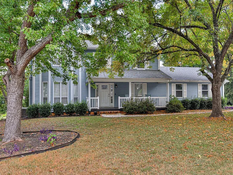 202 Holden Dr — Photo 3