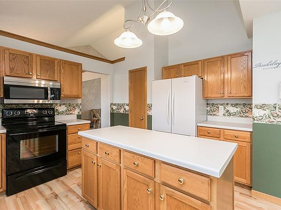 Kitchen with large island