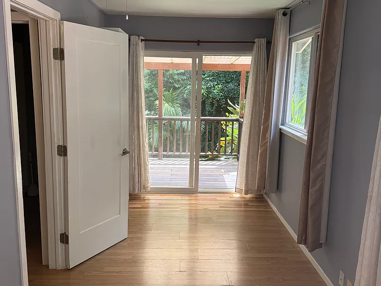 Smaller bedroom with slider to lanai