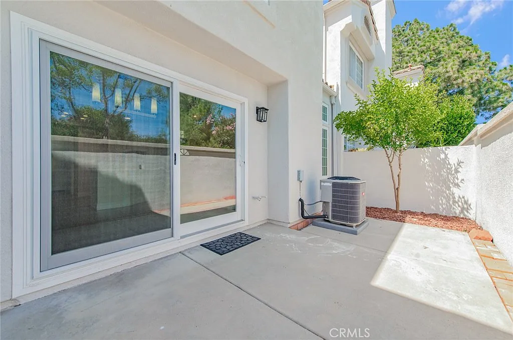 3 bed, 2.5 bath, 1285 sqft, $4,200 — Photo 3