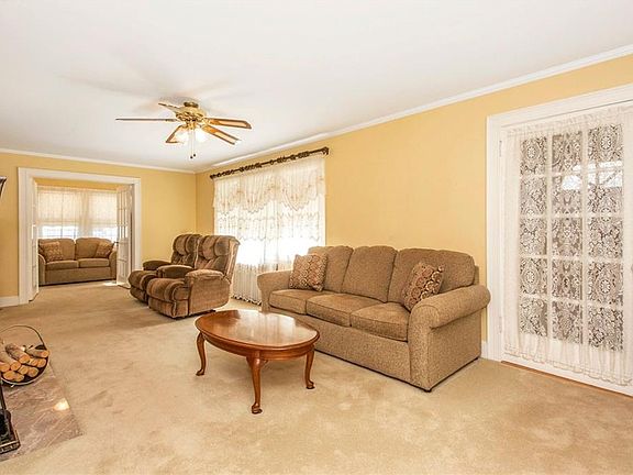 3rd image of 174 Davis Ave