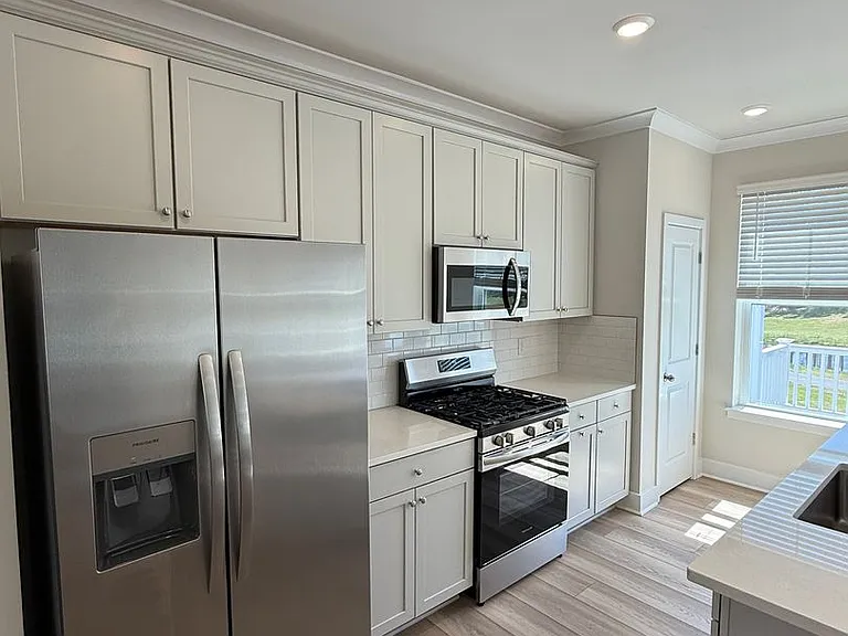 2108 Winterberry Ln — Photo 4