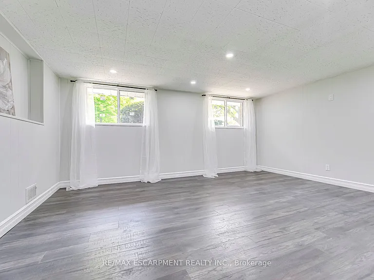 356 Dunlop Cres — Photo 27
