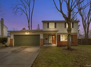 29798 Spring Hill Dr, Southfield, MI 48076