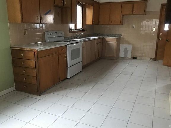 2nd image of 2253 Grand Ave