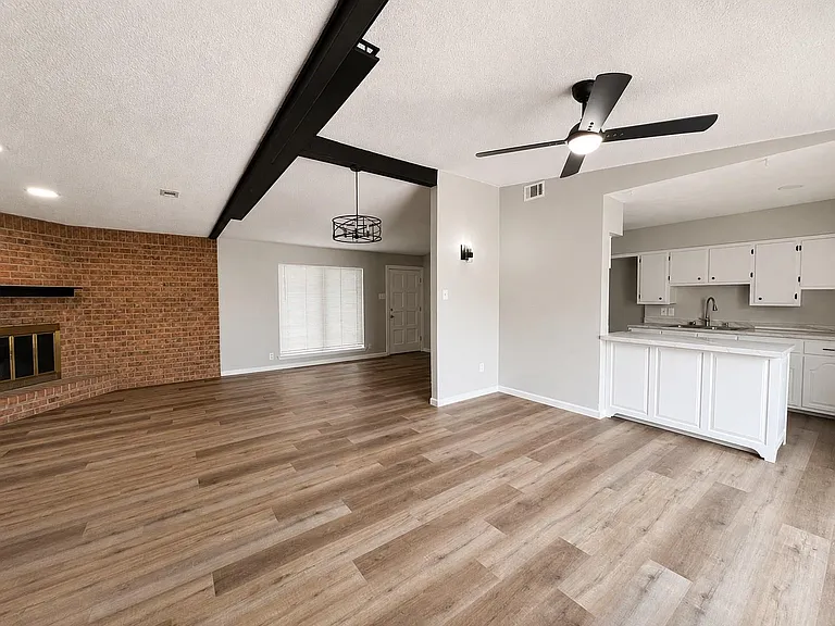 804 W Grubb Dr — Photo 3