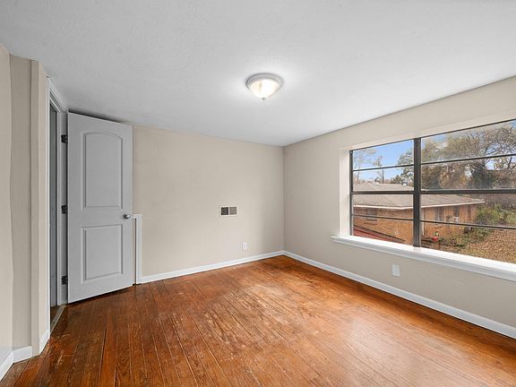 2nd image of 1522 N Ross Ave
