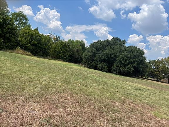 3rd image of 114 Greentree Cir