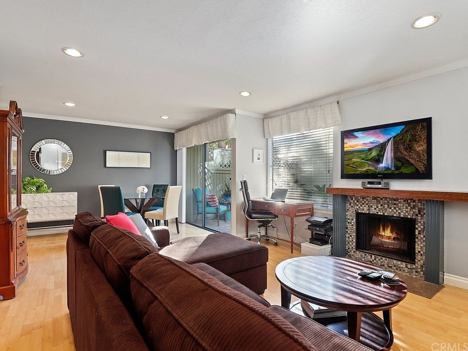 1st image of 22131 Burbank Blvd Unit 3
