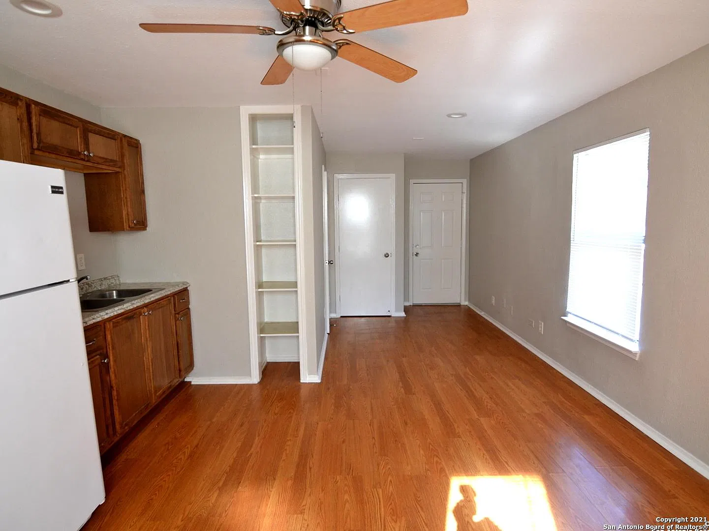 906 W Kings Hwy — Photo 3