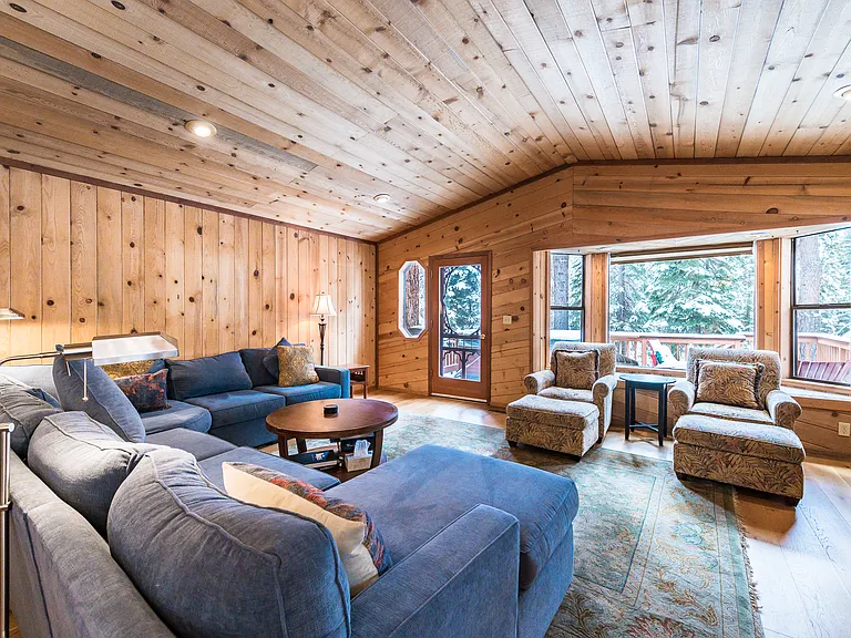7995 Forest Glen Dr — Photo 3