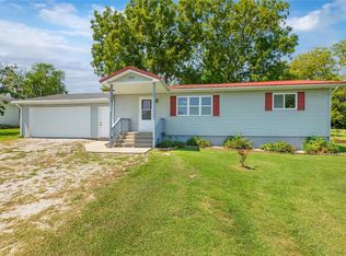 1716 Old Bus Line Rd, Hillsboro, IL 62049