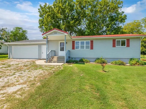 1716 Old Bus Line Rd, Hillsboro, IL 62049