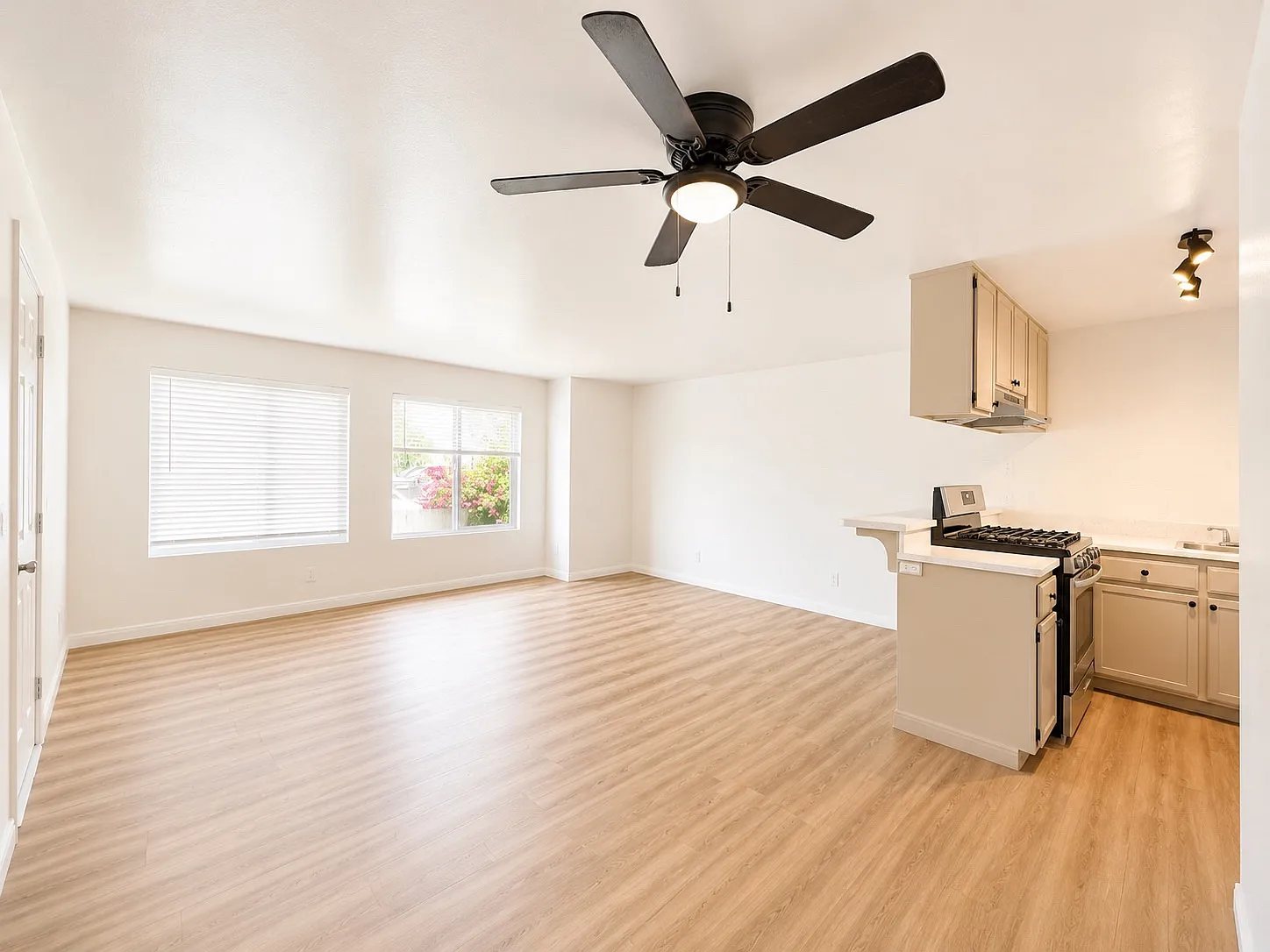 3 bed, 1.5 bath, 1100 sqft, $2,950 — Photo 3