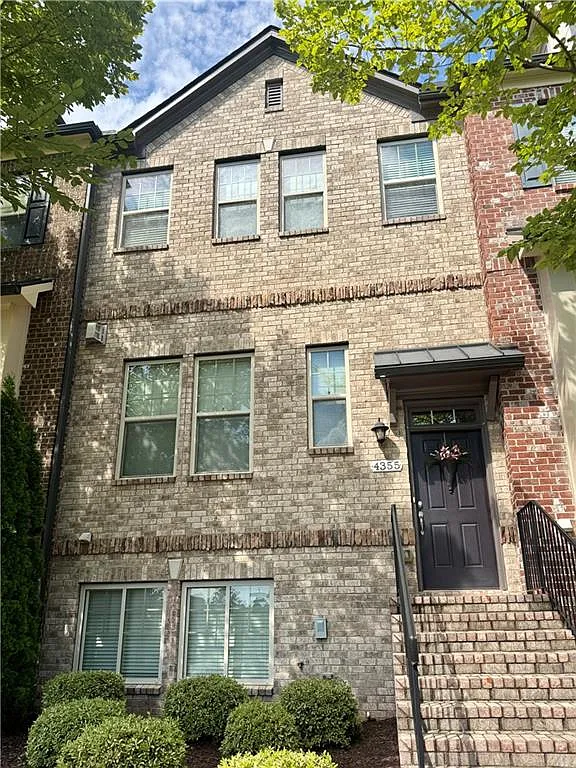 4 bed, 3.5 bath, 2000 sqft, $2,300 — Photo 2