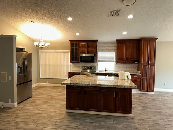 5th image of 106 N Weathersfield Ave