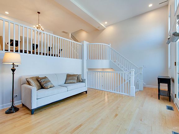 3rd image of 2040 N Lincoln Ave Unit F