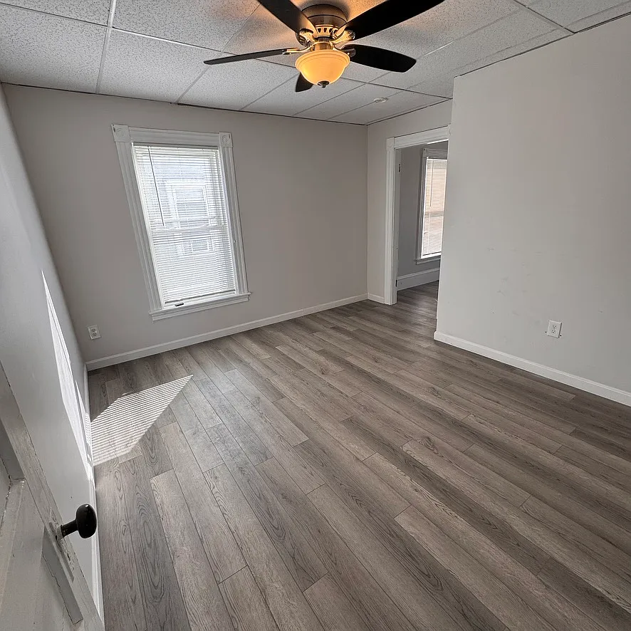 3 bed, 1000 sqft, $2,050 — Photo 3