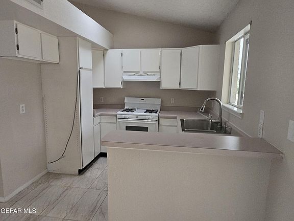 3rd image of 709 La Chapa Ave