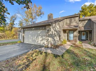 468 Woodstone Rd, Waterford, MI 48327