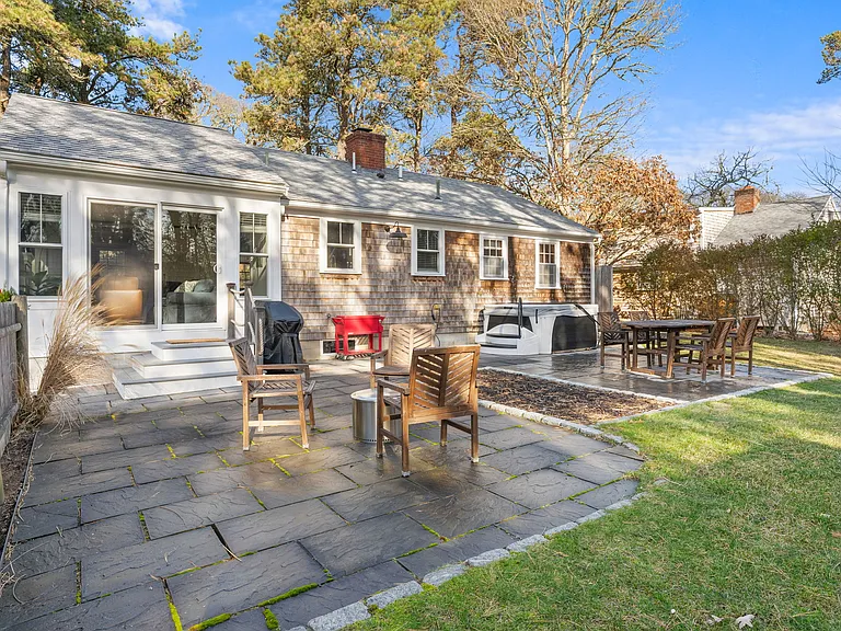 25 Robbins Rd — Photo 13