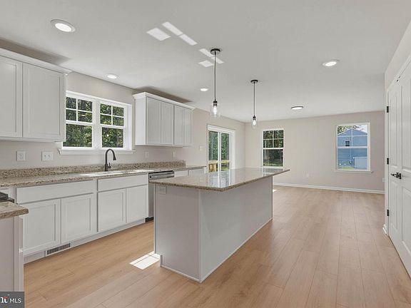5th image of 211 Hogbin Rd