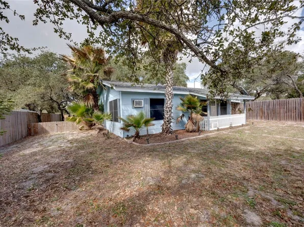 713 N Kossuth St, Rockport, TX 78382