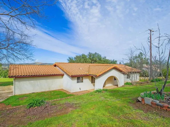 17235 Voorhes Ln, Ramona, CA 92065