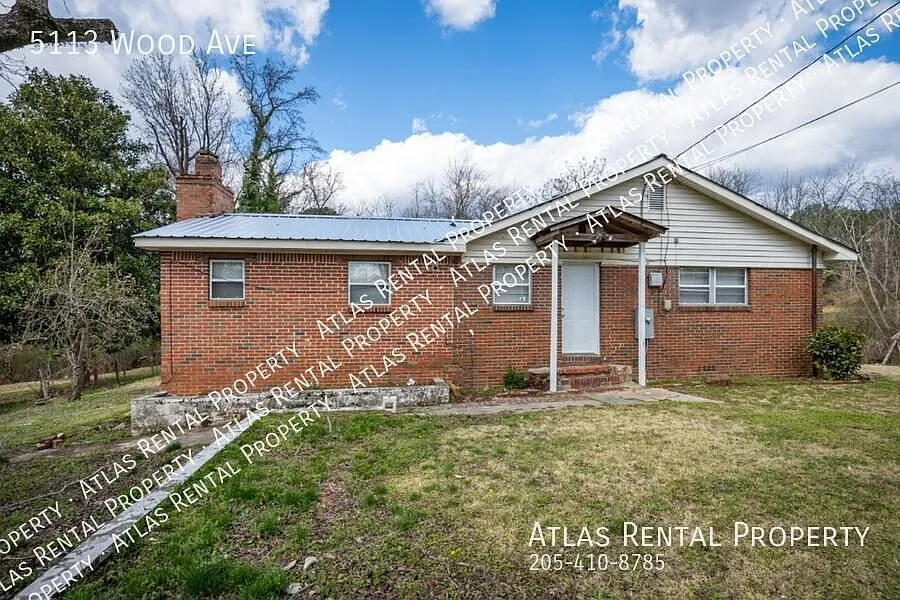 Roomy 3BR Home with Hardwood Floors, Huge Kitchen & Large Yard! — Photo 3