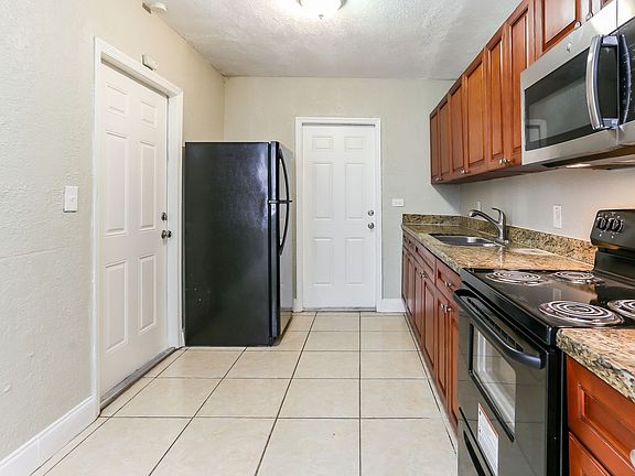 5th image of 17190 NE 5th Ave