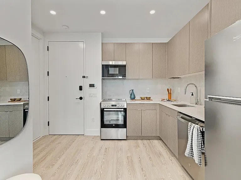 706 E 32nd St #3I — Photo 2