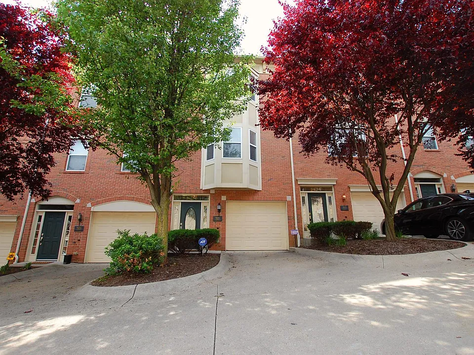 921 Sharkey Ln