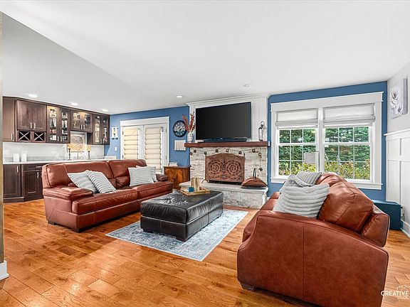 3rd image of 215 Chasse Cir