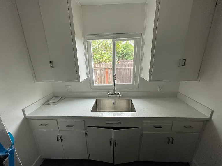 243 E 6th St — Photo 9