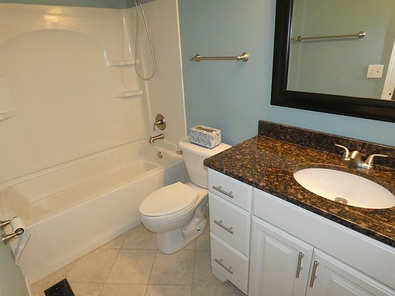 5th image of 584 Kingston Ct
