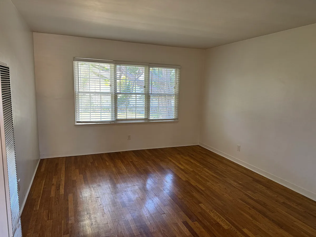 Living room - 834 Carson St
