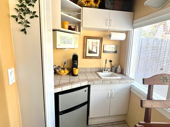 Kitchenette. There is no oven, only convection, micro and hot plate.