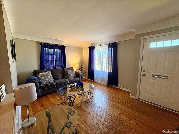 4th image of 23349 Roxana Ave