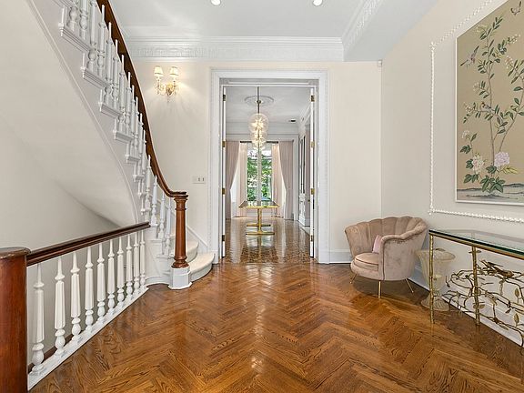 4th image of 181 E 64th St